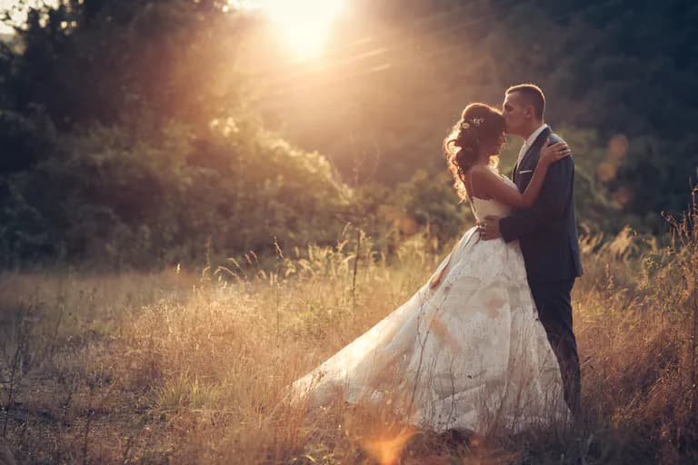 Hochzeitspaar in der Natur bei Sonnenuntergang