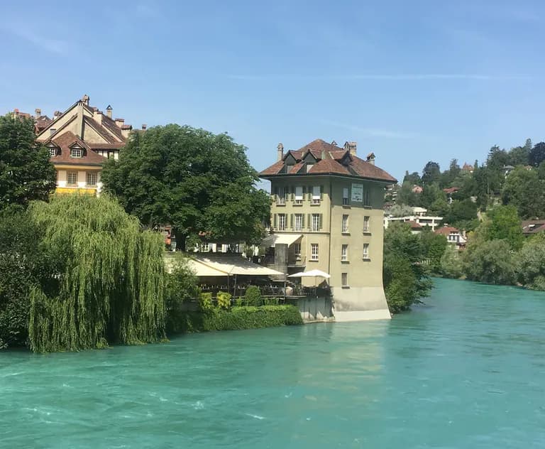 Sicht auf das Restaurant Casa Novo und die Aare