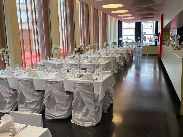 Tische und Stühle mit Stuhlhussen im Restaurant Roter Platz