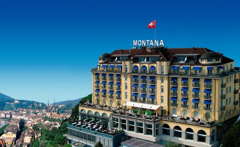 Art Deco Hotel Montana Luzern von aussen mit Blick auf die Stadt Luzern