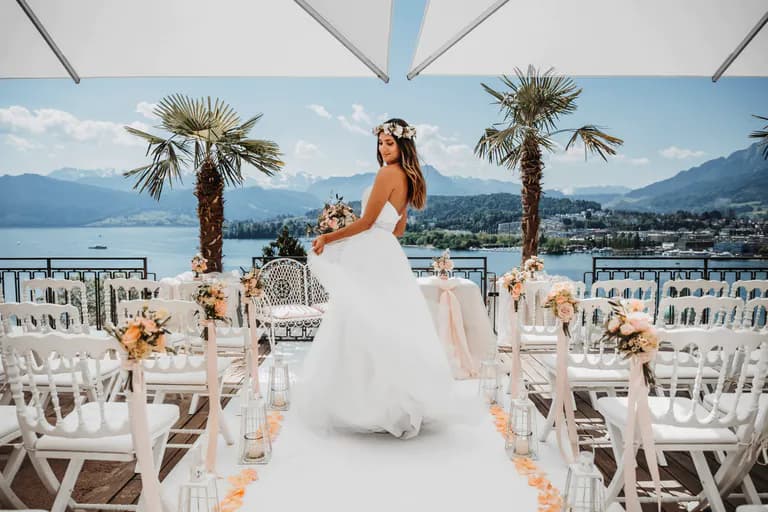 Braut bei der Hochzeitszeremonie im Art Deco Hotel Montana Luzern und Aussicht auf den Vierwaldstättersee