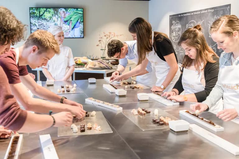 Kursteilnehmer bei einem Polterabend beim Schokoladenkurs