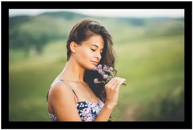 Frau riecht an Blumen um Geschmack wahrzunehmen