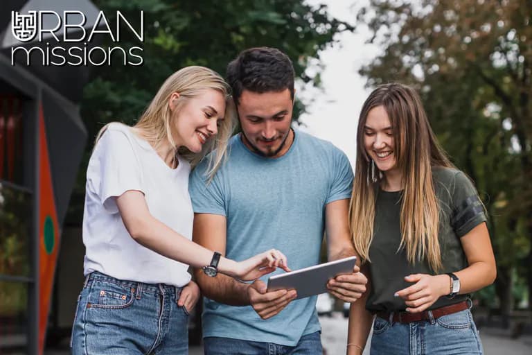Drei Personen mit dem Ipad bei der URBANmission an einem Polterabend