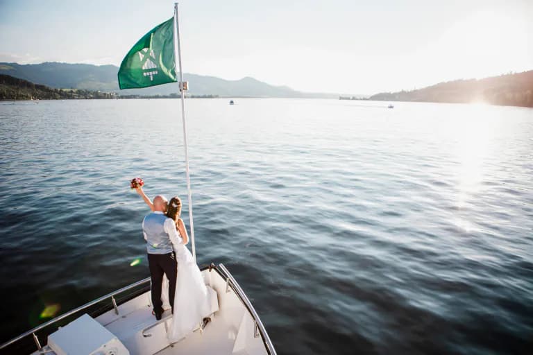 Brautpaar auf dem Festschiff mit Blick auf den Zürichsee